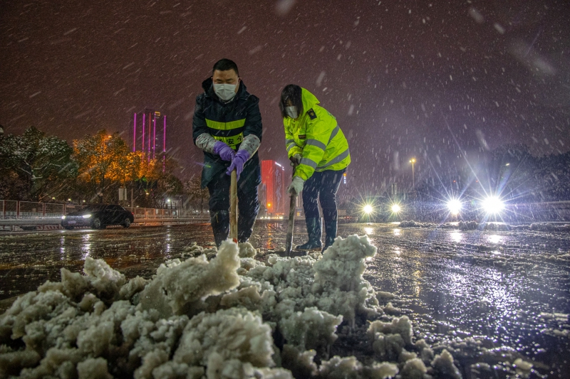 長沙收費站工作人員鏟除收費廣場上的積雪  （周全攝）